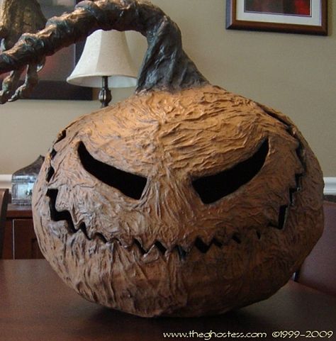 Paper Mache Pumpkins (12 Tutorials) | Church of Halloween Halloween Diy Paper, Strašidelný Halloween, Paper Mache Pumpkins, Casa Halloween, Halloween Memes, Halloween Decor Diy, Pumpkin Bead, Carved Pumpkin, Diy Halloween Decor