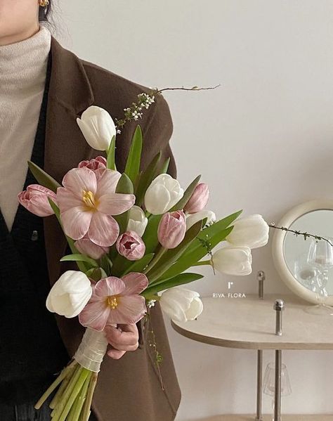 Picture of a beautiful and simple spring wedding bouquet of white and pink tulips, some fillers is a cool and catchy idea for a spring bride Tulips Wedding Bouquet, Simple Spring Wedding, Magnolia Bouquet, Small Wedding Bouquets, Simple Wedding Bouquets, Tulip Wedding, 귀여운 음식 그림, Spring Wedding Bouquet, Wedding Moodboard