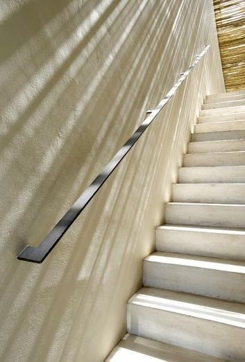 Hand Rail Design, Modern Hand Rail, Metal Handrail, Handrail Design, Staircase Handrail, Stair Rail, Interior Staircase, Steel Handrail, Escalier Design