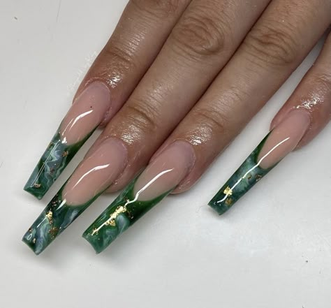 Acrylic Nails August 2023, Acrylic Nails 90s Inspired, Emerald Green Coffin Acrylic Nails, Dark Green Nails Acrylic Coffin Long, Emerald Green Nails Medium Length, Hunter Green Nails With Gold, Forest Green Nails With Gold, Nails Art Vert, Coffin Acrylic Nails Dark