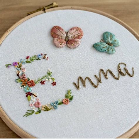 Simple Name Embroidery, Name Embroidery Ideas Letters, Emma Embroidery, Diy Quiet Books, Embroidery Hoop Wall Art, Textile Art Embroidery, Name Embroidery, Hand Embroidery Videos, Diy Fashion Hacks