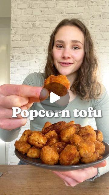 Maya // vegan recipes on Instagram: "POPCORN TOFU 😍🍿   Crispy, crispier, this tofu! 😋 I think this is one of of my new favourite tofu recipes, it’s really fuss-free and tastes soo good! 🥰 Btw you can also bake or air fry the nuggets instead of frying them.  Much love Maya ✨ RECIPE (4 servings each 365cal/16P/43C/12F): -400g tofu, pat dried TEAR into chunks -1/2 Cup (125ml) plant milk -1 Tbsp each apple cider vinegar and sriracha MIX/ADD tofu/MARINATE for 30mins -3/4 (90g) cup starch -2 Tsp each paprika, salt, garlic powder -pepperrrr to taste TOSS the chunks in the mix -1 cup Panko seasoned COAT the tofu in the Panko/FRY until golden brown (or bake at 200C/400F for 20mins) Seasoning: -1 Tsp each paprika, cumin, salt  Tofu damit vermischen - POPCORN TOFU😍🍿  Knusprig, knuspriger, diese Crispy Tofu Wrap, Crispy Tofu Oven, Crumbed Tofu, Baked Tofu Recipes, Fried Tofu Recipes, Crispy Tofu Recipes, Crispy Fried Tofu Recipe, Panko Tofu, Eggplant Tofu Recipe