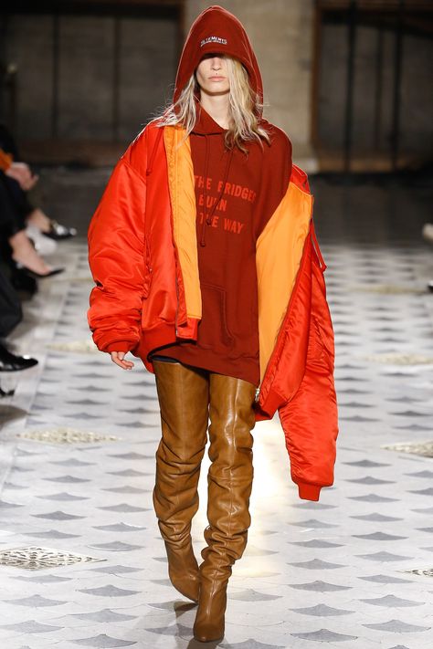 Vetements Fall 2016 Ready-to-Wear Collection Photos - Vogue Demna Gvasalia Vetements, Fall Fashion Coats, Couture Week, Fall Winter 2016, 가을 패션, Boots Fall, Looks Style, Fall 2016, Mode Inspiration