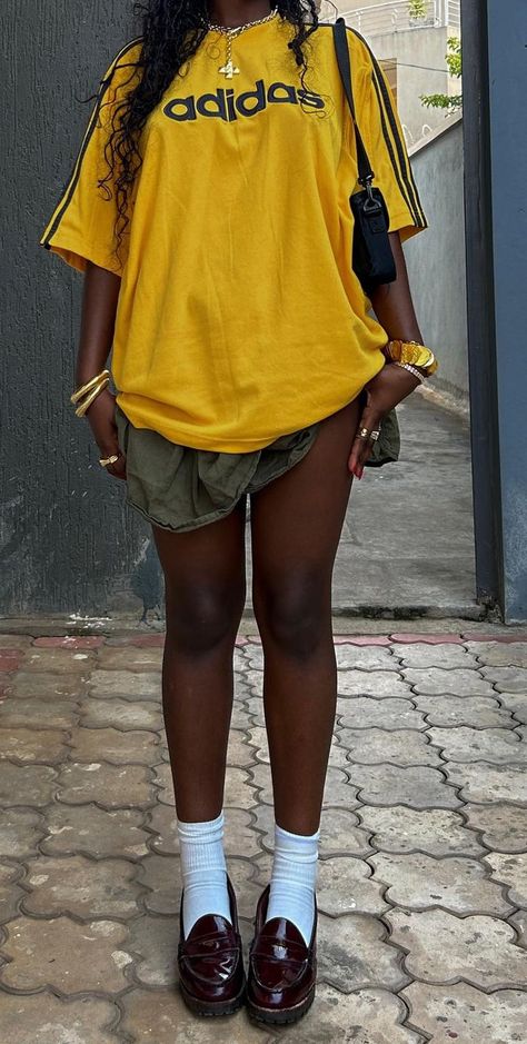 Yellow Athletic Shorts Outfit, Sports Tee Outfit, New York Summer Outfits Black Women, Brazilian Street Style, Outfit Inspirations Black Women, Summer Looks 2024, Styling Oversized Tshirt, Jort Fits, Girly Street Style