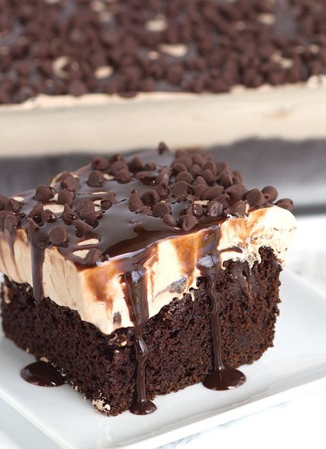 Easy Chocolate Poke Cake Recipe Cake Mix Ingredients, Fudge Chocolate, Chocolate Poke Cake, Poke Cake Recipes, Chocolate Lava Cake, Poke Cakes, Dark Chocolate Cakes, Pound Cakes, Yummy Dessert