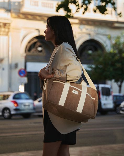 Des accessoires durables, conçus pour vous accompagner longtemps ❤️ Petits sacs, bananes, sacs de week-end, housses d’ordinateurs, les modèles sont variés, pratiques et créatifs. Chaque création Recitem est une invitation à la liberté, au voyage et à l’aventure quotidienne. Emmenez-les partout avec vous, ils sont faits pour vous accompagner durant de longues années. #recitemparis #recitem #accessoires #nouvellecollection Beige Baguette Travel Bag, Eco-friendly Shoulder Bag With Pockets For Travel, Eco-friendly Travel Shoulder Bag With Pockets, On-the-go Travel Bag With Double Handle And Pockets, Sac Week End, Porter, Couture