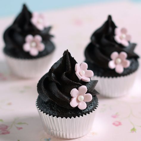 Chocolate Cupcakes with Chocolate Fudge Frosting via That Winsome Girl Easy Chocolate Cupcake Recipe, Cupcakes Flores, Black Cupcakes, Best Chocolate Cupcakes, Cookies Cupcake, Cake Recepies, Chocolate Fudge Frosting, Torte Cupcake, Cocoa Recipes