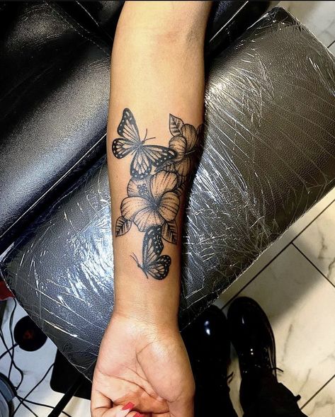 Unique Minimalist Tattoo, Arm Sleeve Tattoos For Women, Hand Tattoos For Girls, Cute Hand Tattoos, Pretty Hand Tattoos, Tasteful Tattoos, Pretty Tattoos For Women, Forearm Tattoo Women, Tattoos For Black Skin