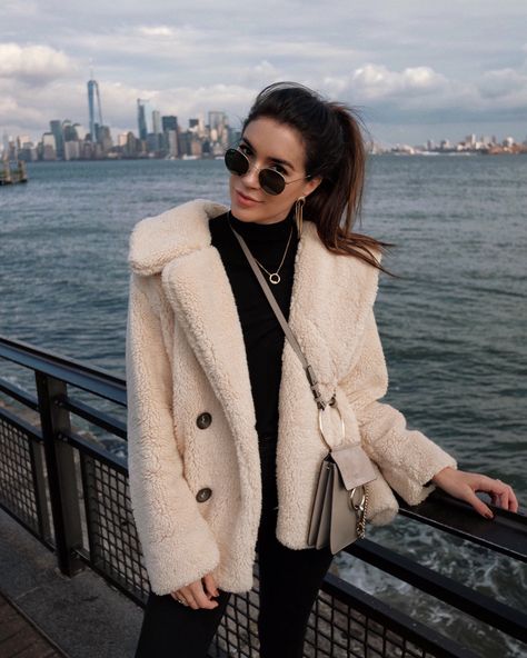 Winter Must-Have: Teddy Bear Coats Teddy Bear Coats, Plain Coats, Fall Fashion Coats, Fleece Jacket Womens, Jacket Outfit, White Coat, Fall Fashion Trends, Winter Looks, Cardigan Jacket