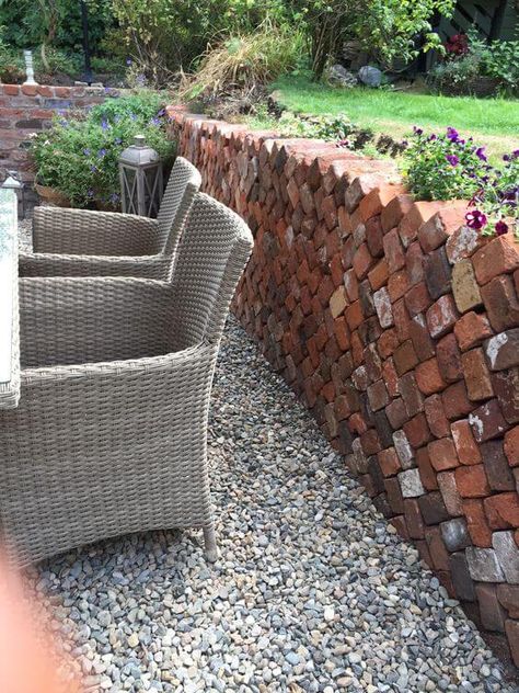 Diy Brick Garden Wall, Brick And Gravel Patio, Brick Retaining Wall Garden, Brick Landscaping Ideas, Brick Wall Garden, Brick Garden Wall, Brick Wall Gardens, Garden Privacy Screen, Brick Garden