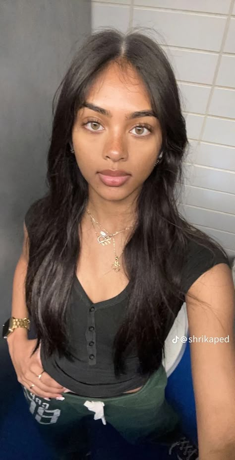 Brown Girls Makeup, Pretty Brown Eyes, Hairstyles For Layered Hair, Aesthetic Outfit Ideas, Asian Eye Makeup, Brown Girl, Pretty Selfies, Pretty Makeup, Belleza Natural