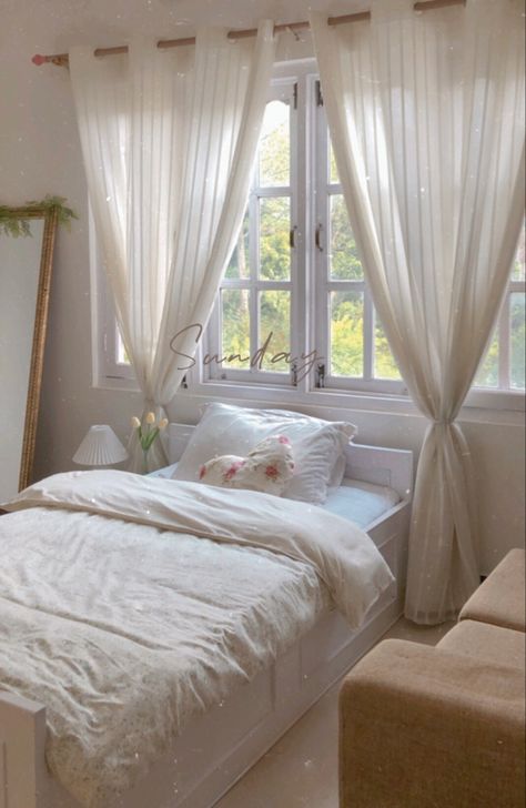 White Curtains Bedroom Aesthetic, White Curtains Aesthetic, Cortinas Aesthetic, French Room Aesthetic, White Curtains Bedroom, Curtains White, Lodge Room, Cottage Bed, Minimal Bedroom