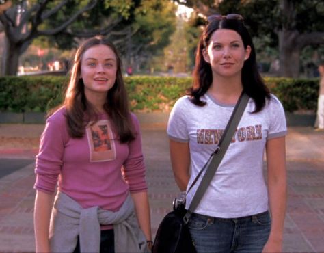 Rory Gilmore Outfit Inspiration, Lorelai And Rory Gilmore, Gilmore Lorelai, Lorelai And Rory, Lorelai Gilmore, Jeans Levis, Rory Gilmore, Low Rise Jeans, Gilmore Girls