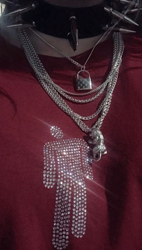 Billie’s chains Fantasy Au, Necklaces Ideas, Grunge Jewelry, Wear Necklaces, Grunge Girl, Aesthetic Grunge, Jewelry Inspo, Billie Eilish, My Girl