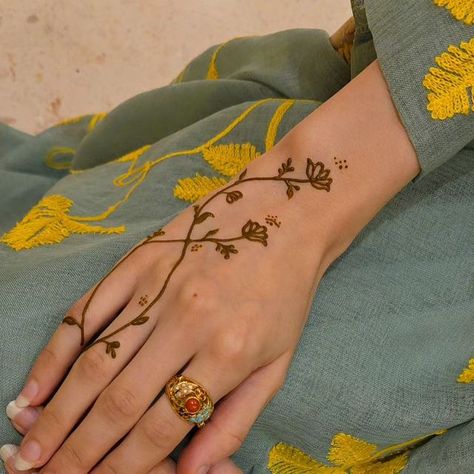 Simplest Mehndi Designs, Henna Designs Leaves And Flowers, Small Aesthetic Mehendi, Henna Fall Designs, Leafy Henna Design, Simple Henna Art, Aesthetic Mehndi Butterfly, Henna Palm, Cute Henna Tattoos