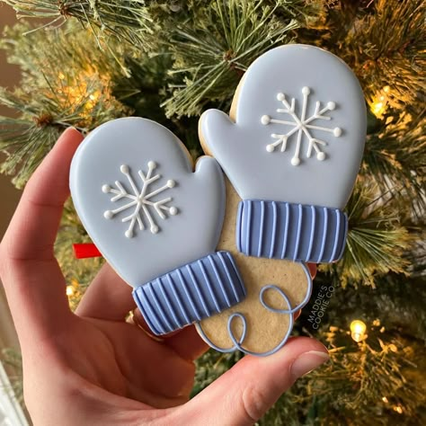 Winter Cookies Decorated, Iced Christmas Cookies, Mitten Cookies, Royal Frosting, Christmas Sugar Cookies Decorated, Cute Christmas Cookies, Winter Cookies, Winter Cookie, Royal Icing Recipe