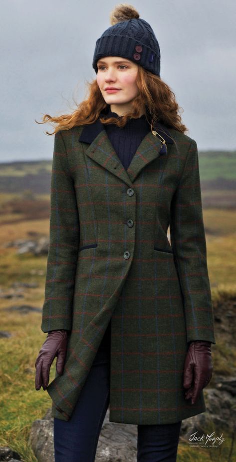 Irish Fashion Women, British Style Women Outfits, Ladies Tweed Jacket, Tweed Coat Women, Long Tweed Coat, Countryside Fashion, Stylish Winter Coats, Capsule Wardrobe Women, Womens Tweed Jacket