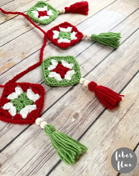 Festive Grannies Garland, Free Crochet Pattern + Full Video Tutorial - fiberfluxblog.com Crochet Christmas Garland, Crochet Bunting, Crochet Ornament Patterns, Crocheted Christmas, Crochet Garland, Crochet Xmas, Crochet Christmas Decorations, Crochet Ornaments, Crochet Decoration