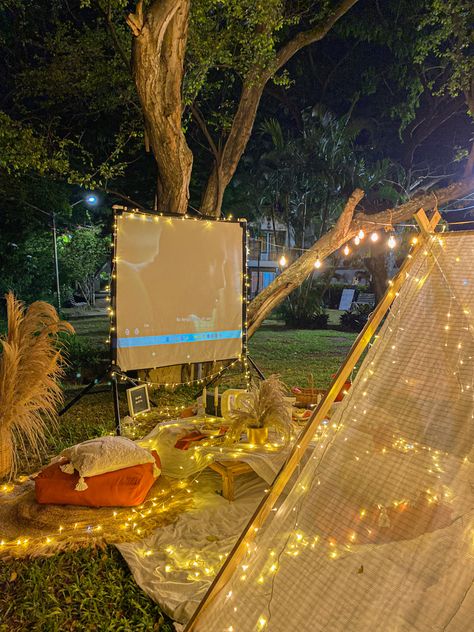 Diy Backyard Movie Night, Romantic Movie Night, Surprise Proposal Pictures, Backyard Campout, Backyard Tent, Seventeenth Birthday, Outdoor Date, Open Air Cinema, Backyard Movie Nights