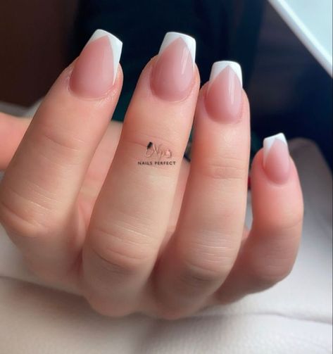 Square Triangle French Tip Acrylic Nails, French Nails On Square Shape, V Tip Nails Short, White French Tip Triangle, Short Coffin French Tip Acrylic Nails, Short Triangle French Nails, White French Tip Nails Triangle, Triangle French Manicure, French Tips Triangle