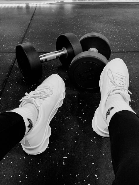 Black And White Running Aesthetic, Black And White Healthy Aesthetic, Work Out Astetic Gym, Aesthetic Exercise Pictures, Black And White Workout Aesthetic, Black And White Gym Aesthetic, Gym Equipment Aesthetic, Gym Aesthetic Photography, Workout Aesthetic Black Women