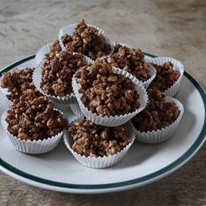 Chocolate Rice Krispie Cakes, Chocolate Rice Crispy Cakes, Rice Crispy Cake, Chocolate Rice Crispy Treats, Chocolate Rice Crispy, Rice Krispie Cakes, Rice Krispies Recipe, Chocolate Rice Krispies, Krispie Treats Recipe