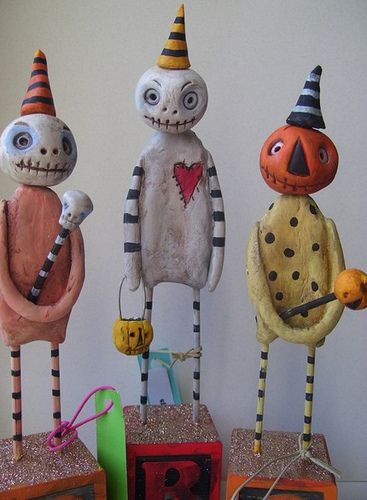 Mache Art, Clown Halloween, Halloween Folk Art, Halloween Clay, Diy Halloween Decor, Primitive Halloween, Paper Mache Art, Paper Mache Crafts, Toy Art