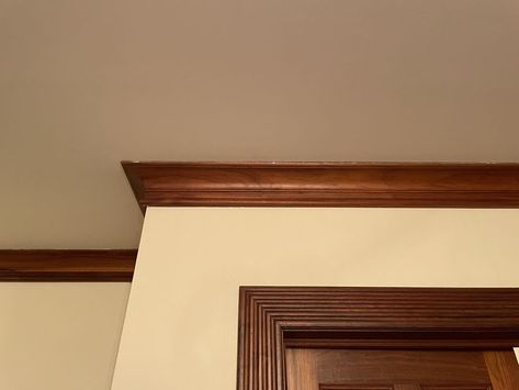 Wooden Crown Molding, Ceiling Wood Design, Wooden Ceiling Designs, Wooden Ceiling Ideas, Modern Wooden Ceiling, Wood Pathway, Ceiling Crown, Wooden Cornice, Wood Cornice