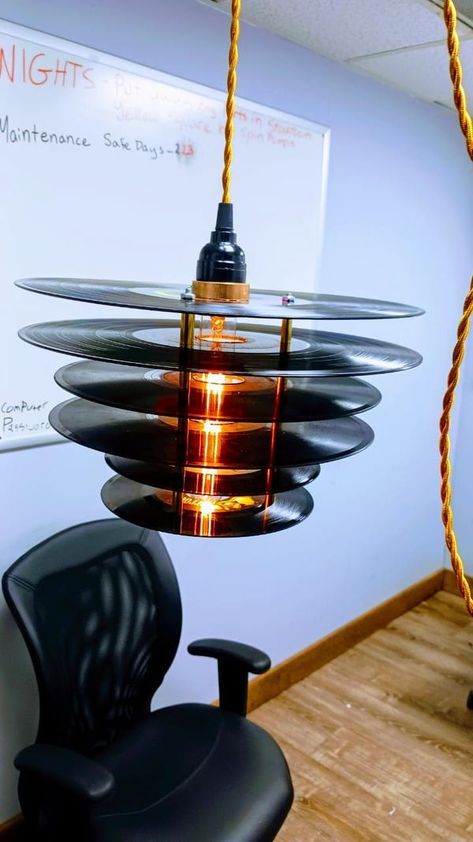 Vinyl Record Upcycle Ideas, Old Vinyl Records Crafts, Upcycle Records, Record Upcycle, Vinyl Records Crafts, Steampunk Lamp Diy, Vinyl Record Projects, Recycled Lamp, Vinyl Record Crafts