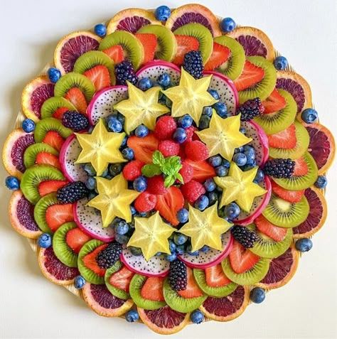 Fruit Plate Presentation, Creative Fruit Tray Ideas, Fruit Presentation, Fruit Buffet, Fruit Board, Fruit Sculptures, Fruit Platter Designs, Fruit Creations, Amazing Food Decoration