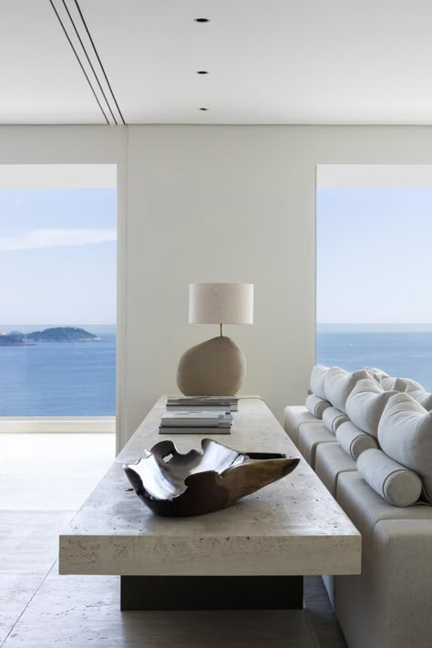 In Rio de Janeiro, Brazilian architect Arthur Casas has redesigned the interiors of an apartment with 360 degree views of Ipanema beach. Modernist Furniture, Open Plan Living Room, White Oak Floors, Beach Apartment, Oak Floors, Minimalist Decor, Luxury Interior, White Walls, Ocean View