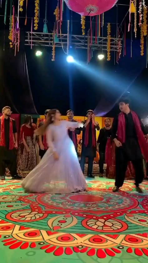 Wedding Dance Ideas, Sangeet Performance, Desi Dance, Couple Dance Songs, Songs For Dance, Reel Dance, Contemporary Dance Videos, Bridal Songs, Simple Dance