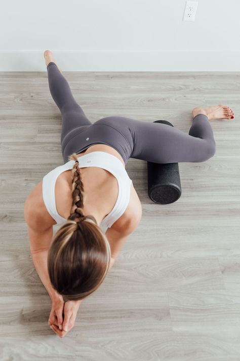 a beginners guide to foam rolling and how to do it the right way for the best recovery possible after a workout Foam Roll Aesthetic, Foam Roller Pilates, Foam Rolling Benefits, Clinic Photoshoot, Roller Workout Foam, Benefits Of Foam Rolling, Roller Stretches, Foam Rolling Exercises, Sore Body