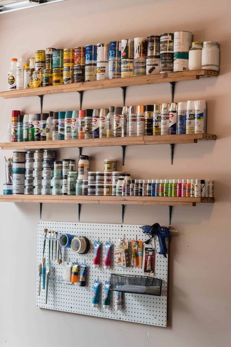 How to Organize Paint Supplies - Savvy Apron Organizing Paint Supplies, Organize Paint Supplies, Paint Corner, Organize Paint, Paint Organizer, Rangement Art, Painting Corner, Painting Space, Paint Organization