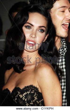 Actress Megan Fox and Adam Brody arriving at the 'Jennifer's Body' premiere at the Ryerson Theatre during the 2009 - Stock Photo Megan Fox 2009, Fox Makeup Tutorial, Megan Fox Body, Meghan Fox, Megan Fox Makeup, Olivia Pierson, Megan Fox Pictures, Megan Denise Fox, Adam Brody