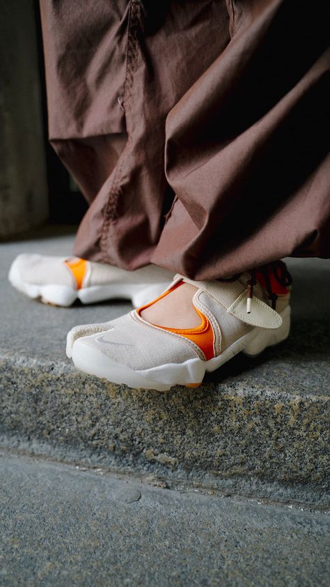 Nike Tabi Shoes Outfit, Nike Rift Outfit Street Styles, Nike Air Rift Outfit Women, Nike Tabi Shoes, Nike Tabi, Tabi Shoes Sneakers, Nike Rift, Nike Air Rift, Tabi Shoes