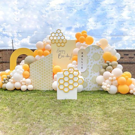 Bee Birthday Theme, Bee Party Decorations, Bee Themed Birthday Party, Honey Bee Baby Shower, Deco Ballon, Bee Theme Party, Bee Birthday Party, Sweet As Honey, Bee Day