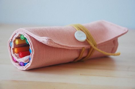 DIY Pen & Pencil Roll-up (also great pattern for crochet hook case!) Diy Pencil Roll, Pencil Case Ideas, Roll Up Pencil Case, Meme Costume, Diy Pen, Diy Pencil Case, Crayon Roll, Pencil Roll, Zipper Pencil Case