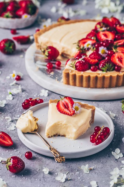 This easy no-bake Vanilla Custard Tart with strawberries and cream is a simple Vegan Pudding Pie that is wonderfully creamy and totally delicious! The perfect dessert recipe for any occasion! Vanilla Custard Tart, Gbbo Recipes, Vegan Motivation, Pudding Tart, Tarte Vegan, Vegan Tarts, Vegan Pudding, Pudding Pie, Dessert Parfait