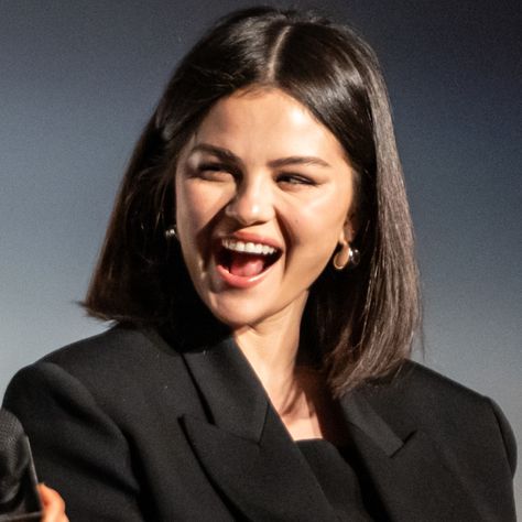 Selena Gomez Reveals a Surprise Fall Haircut I've Been Waiting to Try Selena Gomez Short Haircut, Selena Gomez Lob, Selena Gomez Bob Haircut, Selena Gomez Hair Short, Selena Gomez Bob, Fall Haircut, Selena Gomez Short Hair, Selena Gomez Hair, Short Red Hair