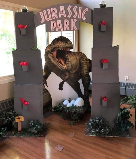 Diy Jurassic Park Entrance, Jurassic Park Diy Decorations, Jurrasic Park Decor, Jurassic Park Party Food, Jurassic Park Birthday Party Decorations, Jurassic Park Party Decorations, Jurassic Park Diy, Jurassic World Party Ideas, Diy Jurassic Park