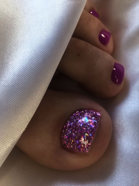 Pink Toenails With Glitter, Sparkle Pedicure, Sparkly Toe Nails, Toe Nail Color, Nail Color, Toe Nails, Pretty Nails, Nail Design, Nail Inspo