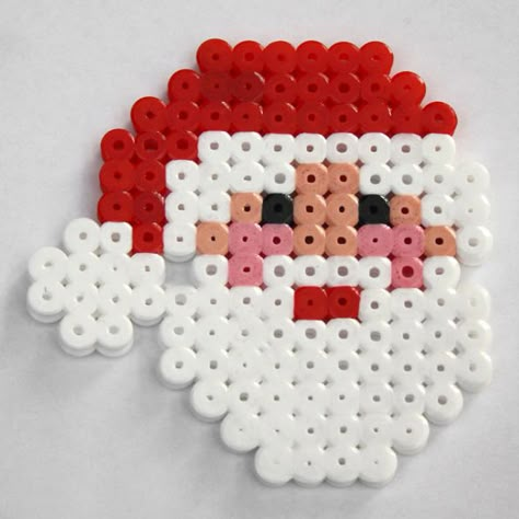 Perler bead Santa. Perler Christmas Patterns, Pyssla Christmas Ideas, Pyssla Ideas Christmas, Perler Christmas, Hama Beads Christmas, Christmas Diy Kids, Christmas Perler Beads, Hamma Beads Ideas, Hama Beads Design