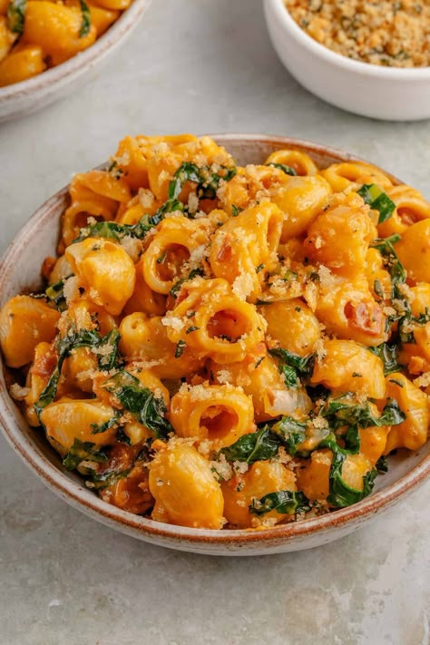 This Creamy Vegan Pumpkin Mac and Cheese is loaded with plant-based bacon, leafy kale, real pumpkin, and a simple vegan cheese sauce. Thanksgiving Vegan Main Dish, Easy Vegan Thanksgiving Sides, Thanksgiving Vegan Dishes, Vegan Pumpkin Mac And Cheese, Thanksgiving Recipes Vegan, Vegetable Mac And Cheese, Plant Based Thanksgiving Recipes, Vegan Creamy Pasta, Vegan Thanksgiving Sides