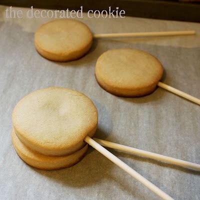 Cookies On A Stick, Cookie Sticks, Cookie Bouquet, Cookie Tutorials, Summer Cookies, Cookie Pops, Pretty Cookies, Cookie Inspiration, On A Stick