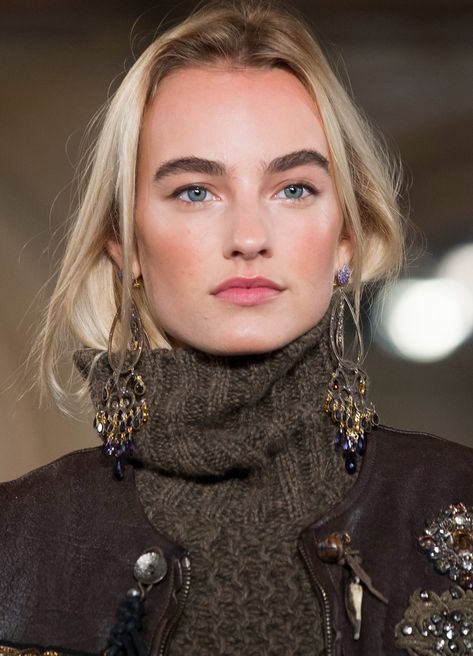 Makeup Runway, Ralph Lauren Runway, Runway Hair, Ralph Lauren Fall, High Fashion Branding, Pinterest Makeup, Timeless Wardrobe, Nude Makeup, Runway Pictures