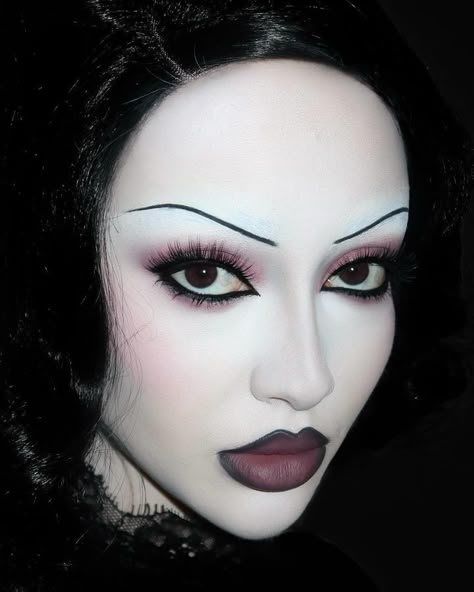 Summer Goth Makeup Looks, Got Makeup, Whimsical Goth Makeup, Goth Smokey Eye, Corporate Goth Makeup, Whimsigothic Makeup, Goth Makeup Aesthetic, Romantic Goth Makeup, Eyeliner Wing