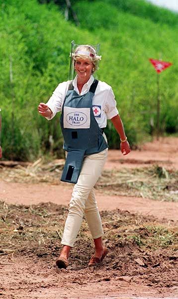 Emotional Prince Harry retraces Princess Diana's steps as he visits former Huambo minefield | HELLO! Flak Jacket, Prins Harry, 17 August, Diana Princess Of Wales, Principe Harry, Diana Princess, Lady Diana Spencer, Diana Spencer, Looking Dapper