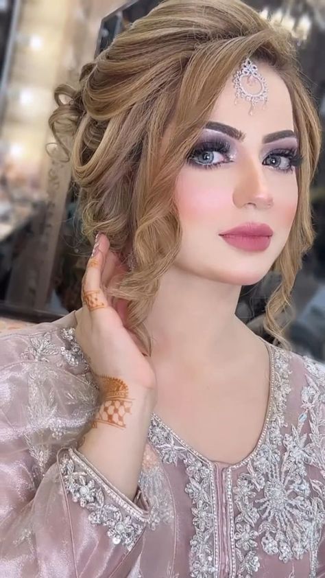 Pakistani Hair Styles For Wedding, Bride Sister Makeup Look, Pakistani Hairstyle, Pakistani Bride Hairstyle, Pakistani Bridal Makeup Hairstyles, Pakistani Wedding Hairstyles, Bride's Sister, Bridal Makeup Videos, Hairstyles Pakistani