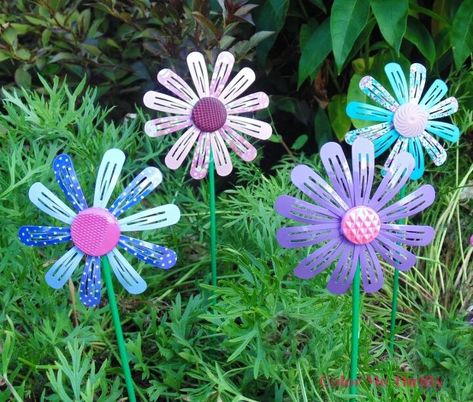 Easy Diy Flowers, Playset Makeover, Metal Flowers Garden, Cute Garden Ideas, Diy Yard Decor, Glassware Garden Art, Green Spray Paint, Recycled Garden Art, Flowers Everywhere